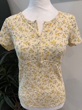 Lucky Brand Yellow Floral Top Ribbed Stretch Fitted Henley Style Short Sleeve S